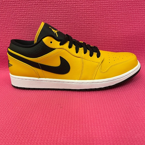 Nike Air Jordan 1 low University Gold Black. main image 8